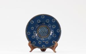 Castelli d’Abruzzo (XVI Secolo), Piatto blu con decori a squame e medaglioni ad imitazione Iznik, maiolica policroma